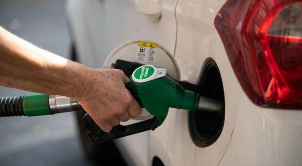 Benzina, il prezzo sale ancora: il self a 2,018 euro al litro, al servito 2,144 euro al litro