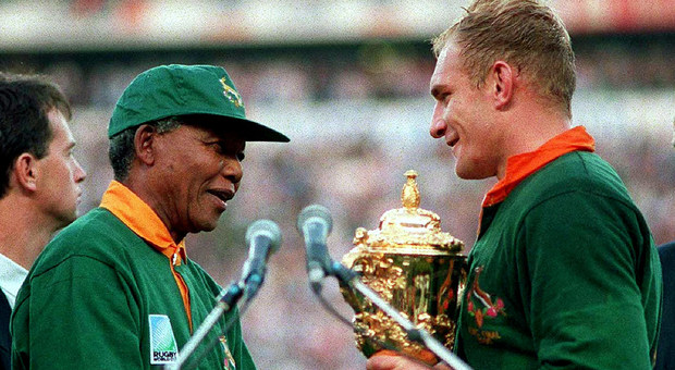 Così venti anni fa Mandela cambiò la Storia con il rugby: il racconto della finale dei Mondiali in Sud Africa