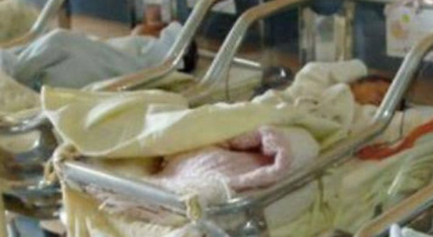 Lucca, da il metadone alla figlia neonata: bimba in coma. Madre indagata