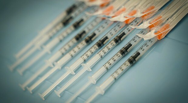 Vaccino, arriva l'ordinanza di Figliuolo che permette di iniettare le dosi avanzate a fine giornata