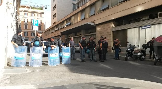 Roma, sgomberato palazzo occupato a piazza Indipendenza: bloccata per protesta via Solferino