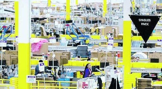 Dipendente Amazon muore d'infarto, i colleghi accusano: «Corpo coperto con i cartoni, abbiamo continuato a lavorare»