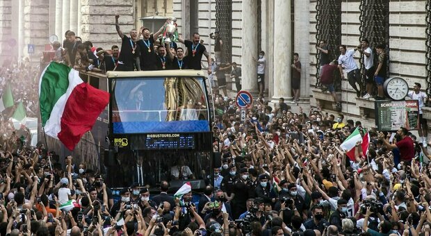 Roma, focolai Covid e variante "azzurra": positivi in aumento nel Lazio. L'Oms: «Questi festeggiamenti li pagheremo caro»