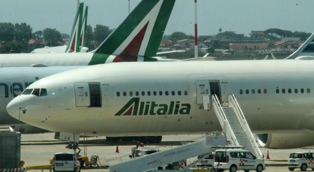 Alitalia nel mirino dell'Antitrust per i voli cancellati e il caso voucher