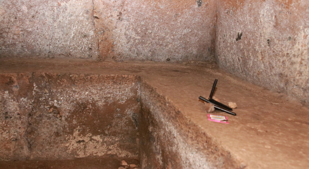 Cerveteri, messe nere nelle tombe etrusche: trovato anche un manuale per satanisti