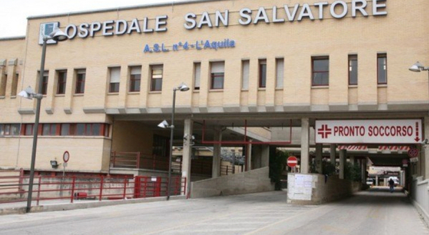 L'Aquila, studente ingerisce gel disinfettante a scuola: grave in rianimazione