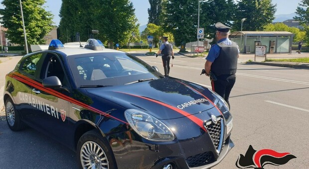 I carabinieri intercettano auto rubata, il conducente riesce a darsi alla fuga a piedi nel bosco