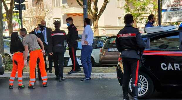 Il figlio dell'avvocato Giancarlo De Marco (con la camicia bianca) ferito e rapinato del Rolex davanti al Tribunale di Roma