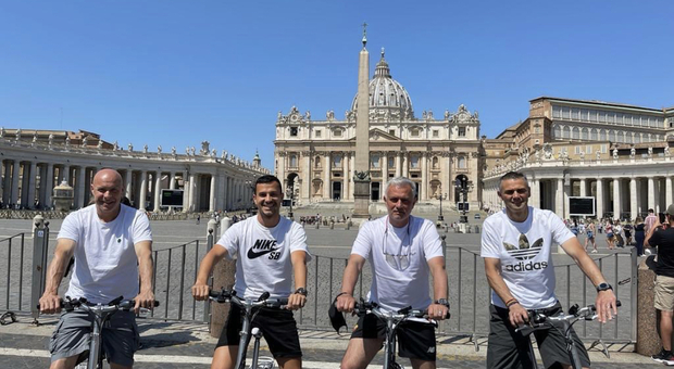 Mourinho alla scoperta di Roma in bici: foto di gruppo a San Pietro assieme al suo staff