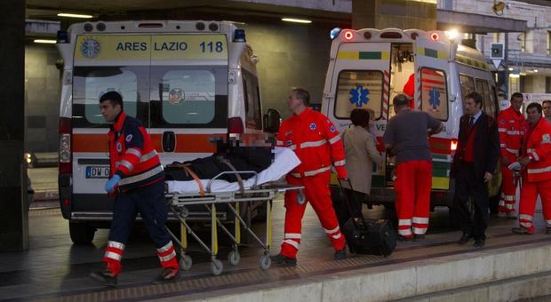 Terrore in stazione a Roma: donna spinge passeggera sui binari all'arrivo del treno