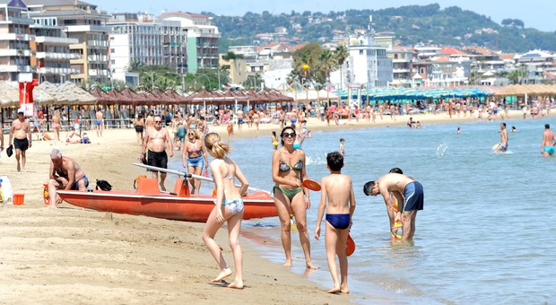 Bonus vacanze, boom di furbetti: aumentano le tariffe o chiedono una spesa minima di 1.000 euro