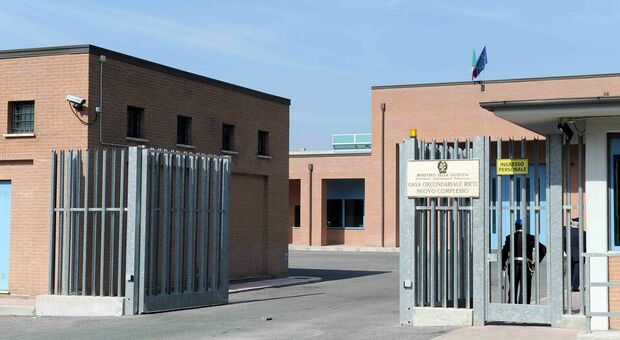 Ancora violenza nel carcere di Rieti: detenuto tenta di aggredire il medico, contusi poliziotti penitenziari