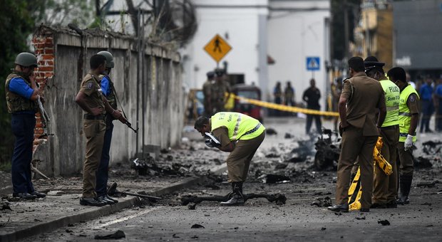 Sri Lanka, nuova esplosione a Colombo. Trovati 87 detonatori: 290 morti. «Gruppo jihadista dietro agli attacchi»