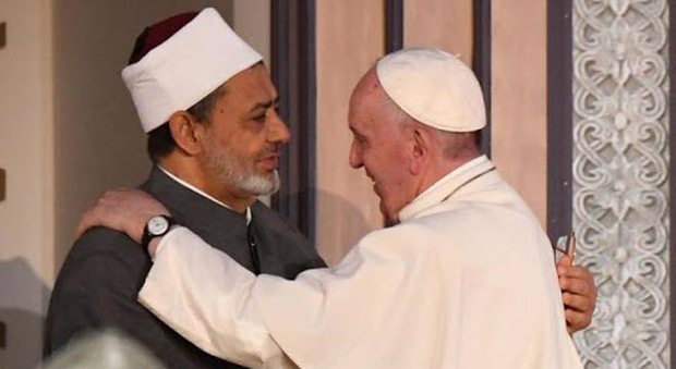 Papa in Campidoglio con i leader religiosi, sullo sfondo il caso del prof decapitato da estremista islamico