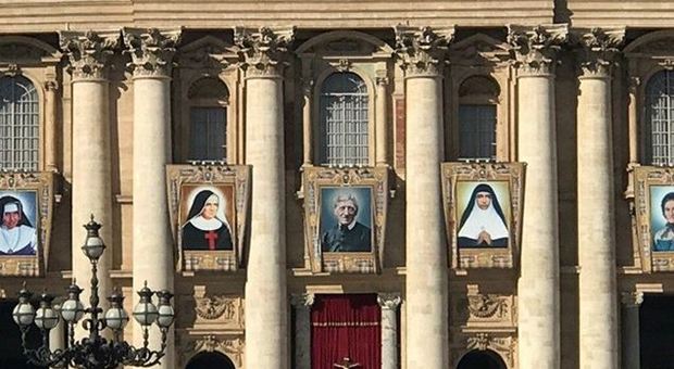 Papa Francesco proclama 5 nuovi santi: «Siamo troppo attaccati ai soldi e ai vizi»