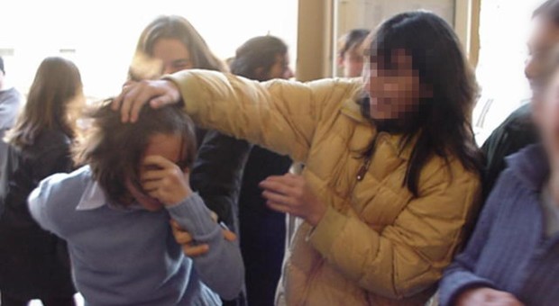 Perugia, violenze sul compagno di scuola: la classe si ribella e fa arrestare i bulli