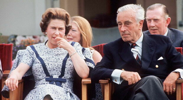 A sinistra la Regina Elisabetta, a destra Lord Mountbatten