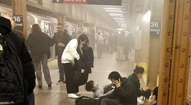 New York, sparatoria nella metro a Brooklyn. «Ci sono morti e feriti sulla banchina»