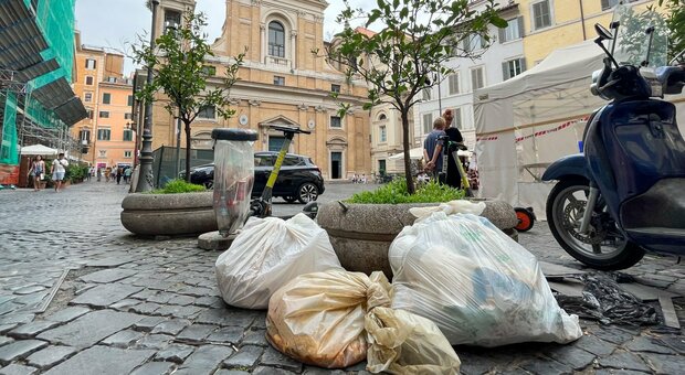 Rifiuti a Roma, i monumenti circondati: turisti costretti allo slalom tra buste di spazzatura e mini-discariche
