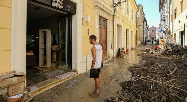 Alluvione Marche, voci dall inferno di fango: «Negozi e case distrutti, abbiamo perso tutto». E molte attività non riapriranno