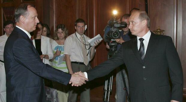 Patrushev, chi è l'alto funzionario russo a cui Putin potrebbe cedere (temporaneamente) il potere per potersi operare