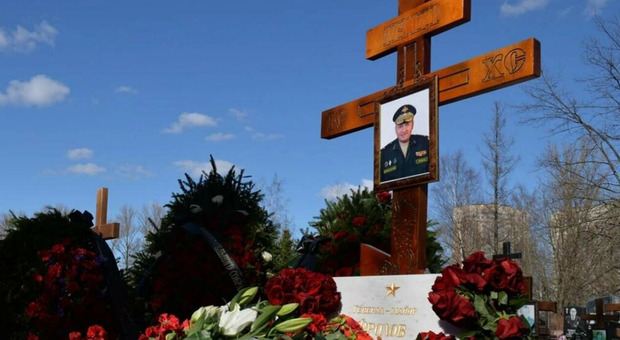 Generale russo morto in Ucraina: Vladimir Frolov sepolto a San Pietroburgo, è l'ottavo dall'inizio della guerra