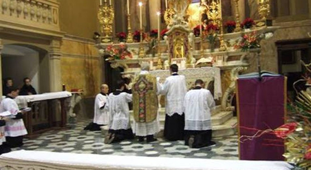 Papa Francesco e la messa in latino, arriva la stretta: «Causano divisione». E ritocca la legge di Ratzinger