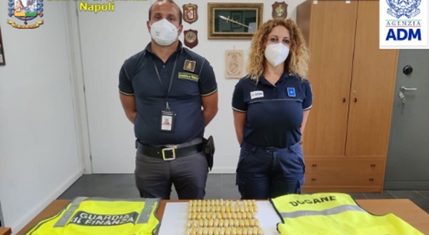 Napoli, arrestato narcos diretto in Germania: trasportava 87 ovuli di cocaina nell'addome