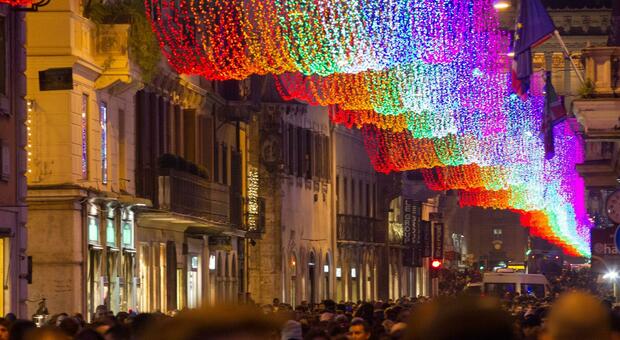 Caro bollette, luminarie di Natale a rischio: tagli e luci a basso consumo, cosa faranno le città italiane