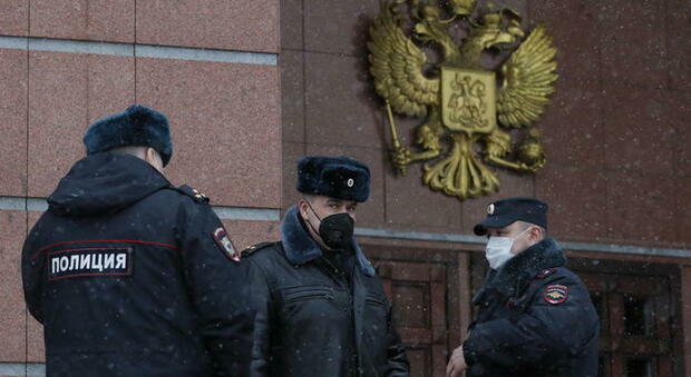 Russia, uomo accoltella e uccide 3 persone a Ekaterinburg, arrestato: è ferito