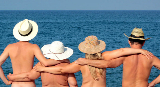 Nudisti in spiaggia (fonte NaturistBnB)