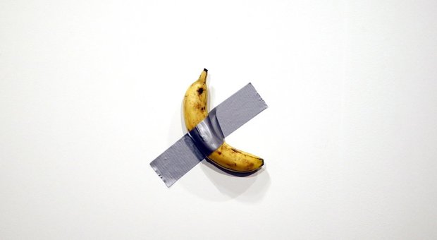 Una banana vera attaccata al muro, la nuova opera di Maurizio Cattelan stupisce: vale più di 100mila euro