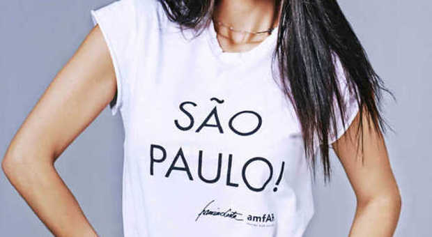 Adriana Lima, maglietta Calvin Klein per amfAR Brasile
