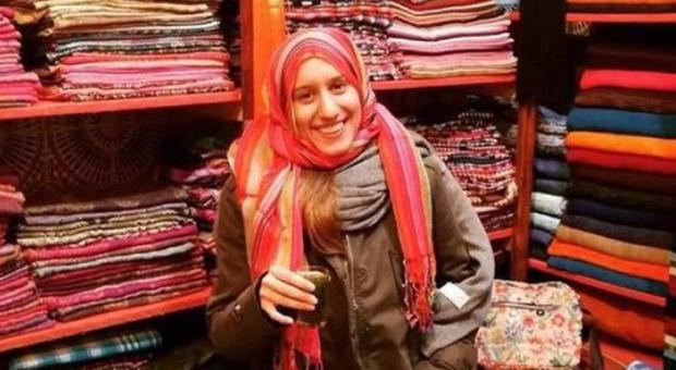 Silvia Romano, nuovo profilo Facebook con il nome musulmano: Aisha. Nella foto sorride con il velo. A breve termina la quarantena