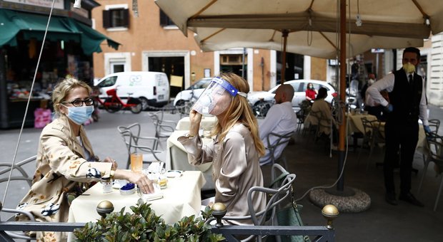 Un bar con tavolini all aperto in piazza San Lorenzo in Lucina, Roma