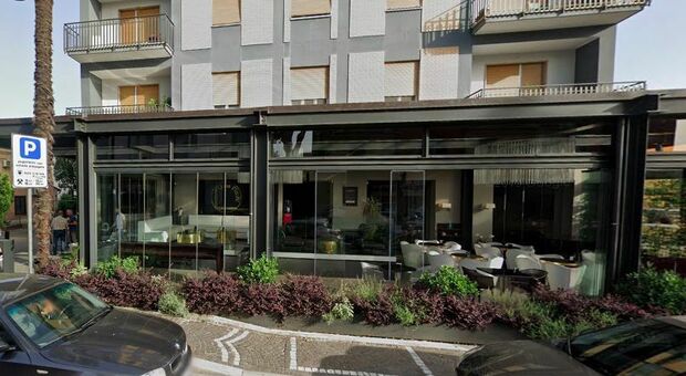 Nuova intimidazione al Caffè Minotti di Frosinone, sette colpi di pistola contro le vetrine