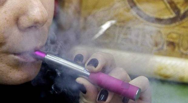 Sigaretta elettronica e Iqos, oncologi: tabacco riscaldato arma per ridurre i danni