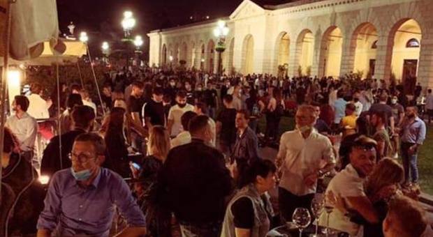 Brescia, folla nella piazza della movida, la rabbia del sindaco Del Bono: «Da oggi richiudo la sera»