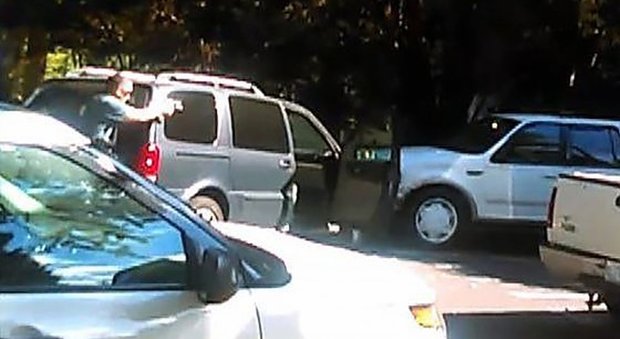 Charlotte, diffuso il video del nero ucciso dalla polizia: la moglie urlava «Non sparate, è disarmato»