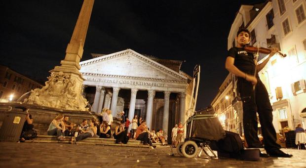 Roma, stop ai fracassoni: pronte le multe. Ecco la mappa delle piazze proibite
