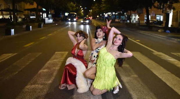 Via Veneto, torna la Dolce Vita con la sfilata di burlesque