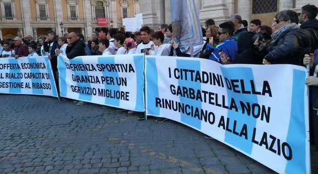 Lazio Nuoto, sit-in in Campidoglio per salvare la piscina della Garbatella