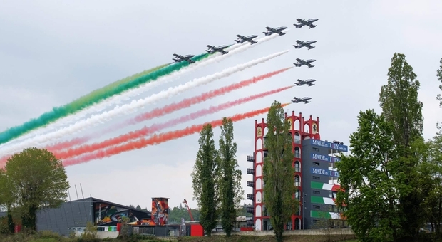 Frecce tricolori oggi su Imola per il Gp di F1 e il legame con il cavallino della Ferrari - I rombi della Motor Valley