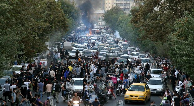 «Impiccheremo i condannati delle proteste», Teheran usa il pugno di ferro: chi no porta il velo pagherà