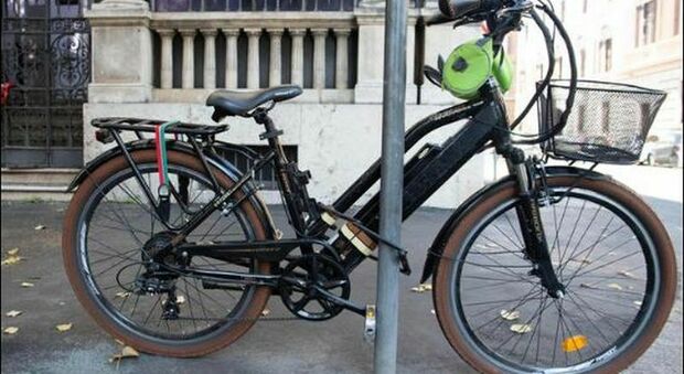 La batteria della bicicletta elettrica esplode mentre era in carica in casa: 56enne in codice rosso