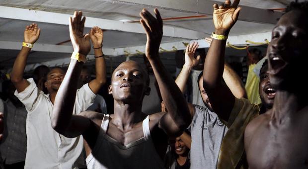 Open Arms, migranti si gettano in mare: Spagna pronta a offrire soluzione