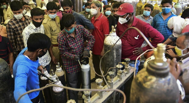 Covid, in India il record mondiale di contagiati in un giorno: 315 mila casi, il governo requisisce l'ossigeno alle industrie
