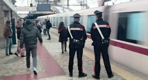 Metro B. «Fuori i soldi o vi sgozzo», 37enne romano semina il panico a bordo con un coltello