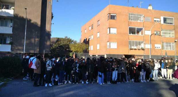 Liceo Plauto occupato, gli studenti sul tetto: «Vogliamo incontrare il ministro o non scenderemo»