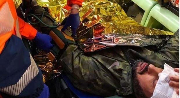 Corona picchiato da 20 pusher a Rogoredo: su Instagram le foto nell'ambulanza